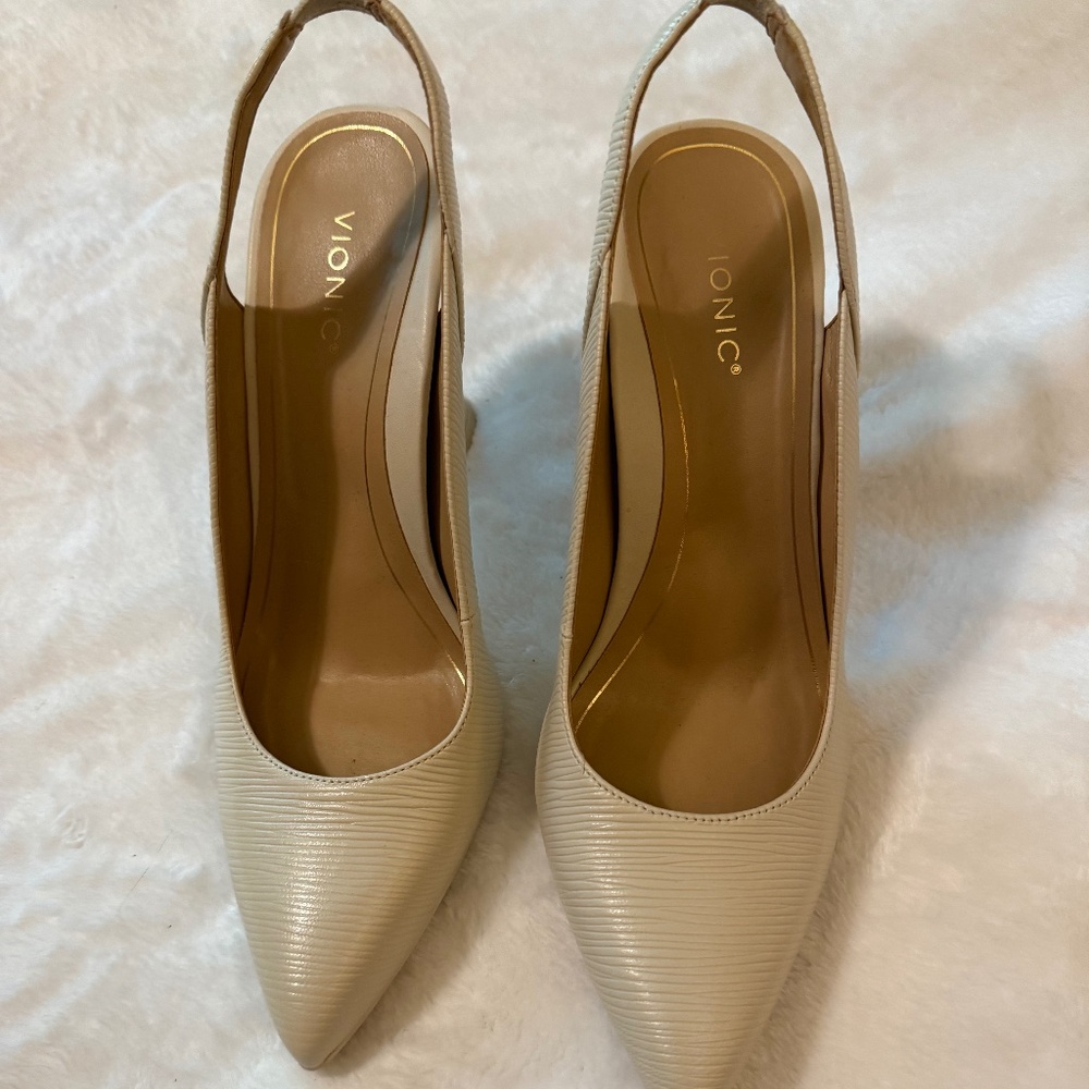 Vionic Slingback heels Size 10, Worn once!  Both Black and Beige